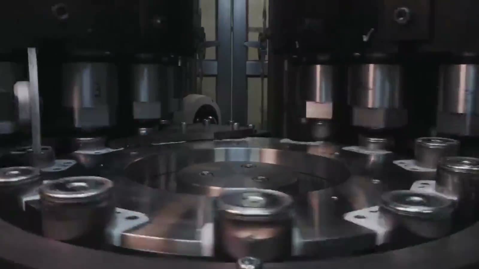 工厂加工现场：金属工装与精密零部件